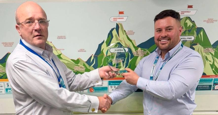 (L-R) John Leslie, SRP Project Director, presenting Cameron Fletcher, BBK, with the Safety Energy Contractor of the Month award.